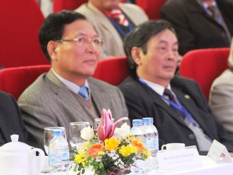 Bộ trưởng Bộ GD&amp;ĐT (bên trái) cũng đến dự Đại hội thành lập Hiệp hội các trường Đại học, Cao đẳng