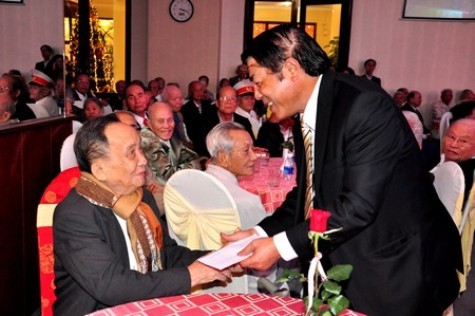 Ông Nguyễn Bá Thanh trong một lần tặng quà mừng năm mới cho người cao tuổi (ảnh: Dân trí)