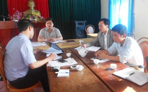 Lãnh đạo UBND xã Xuân Bình trao đổi với phóng viên (ảnh: Hữu Chí)