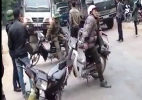 Công an xã Hà Long dùng người, phương tiện chặn xe chở mía (ảnh: TM)