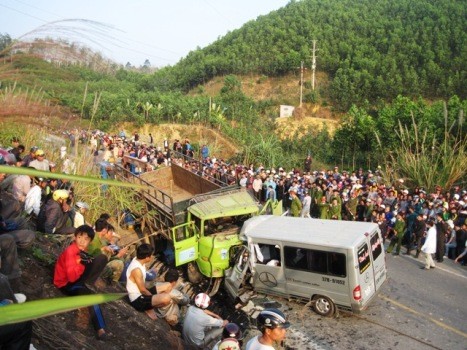Hiện trường vụ tai nạn giao thông thảm khốc tại Thanh Hóa chiều ngày 24/1 (ảnh: Lê Phương)