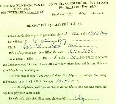 Đề xuất trả lại giấy phép lái xe không ghi rõ ngày, tháng của Thanh tra giao thông Thanh Hóa (ảnh: Văn Hải)