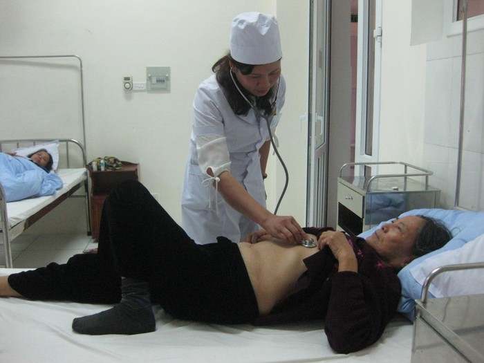 Bác sĩ Nguyễn Thị Tự khám bệnh cho bệnh nhân cao tuổi. Ảnh Đức Thiện