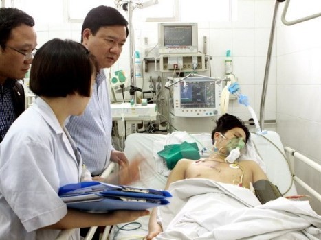 Bộ trưởng Đinh La Thăng đến thăm các bệnh nhân bị tai nạn giao thông, điều trị tại Bệnh viện Hữu nghị Việt Đức hôm 20/2. (ảnh: Dương Ngọc - TTXVN)