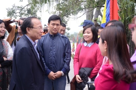 Bộ trưởng Hoàng Tuấn Anh lắng nghe ý kiến của người dân về lễ hội tại khu di tích Tây Thiên (ảnh: Sỹ Liêm)
