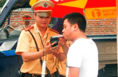 Cảnh sát giao thông kiểm tra nồng độ cồn đối với người điều khiển phương tiện giao thông (ảnh: Báo Hải Phòng)