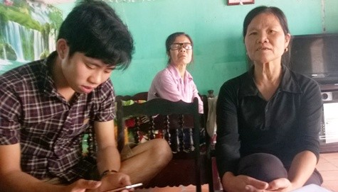 Bà Lê Thị Bảo (mẹ Đạo, bên phải) chia sẻ với phóng viên (ảnh: Đức Thiện)