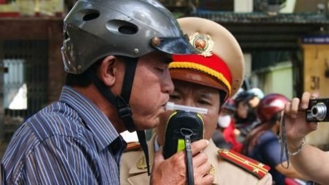 Cảnh sát tgiao thông kiểm tra nồng độ cồn trong hơi thở lái xe (ảnh: internet)
