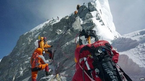 Đỉnh Everest vào mùa xuân, là lúc có nhiều người leo núi nhất - Ảnh: AFP