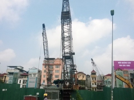 Thiết bị cẩu phục vụ xây dựng dự án trung tâm thương mại, văn phòng và căn hộ The Artemis, hoạt động ngay trên tuyến phố Lê Trọng Tấn, quận Thanh Xuân (ảnh: TM)