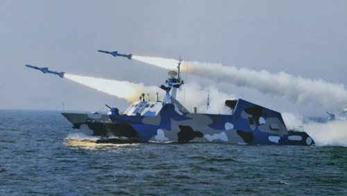 Tàu chiến Trung Quốc vẫn diễu võ dương oai trên Biển Đông.