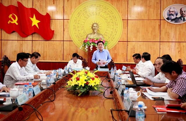 Trưởng Ban Kinh tế Trung ương Vương Đình Huệ làm việc với Tỉnh ủy Long An (ảnh: Thanh Liêm)