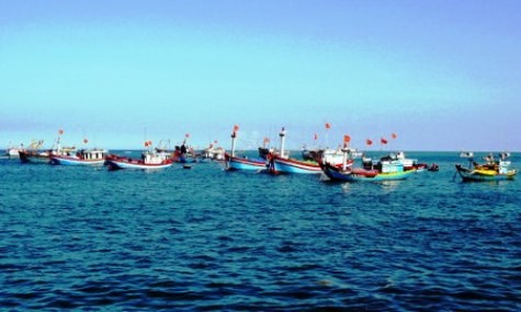 Bất chấp các hành động ngang ngược từ phía Trung Quốc, ngư dân Việt Nam vẫn kiên quyết bám biển (ảnh: Laodong.com.vn)