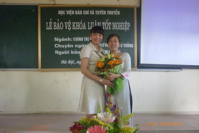 Nguyễn Thị Nguyên (bên phải) cùng cô giáo chủ nhiệm Vũ Hoài Phương trong ngày bảo vệ tốt nghiệp (ảnh: Báo Người Hà Nội).