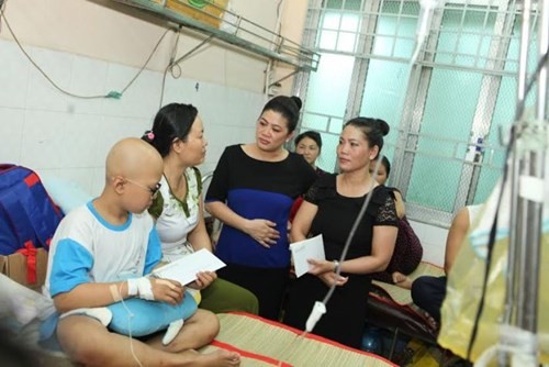 Bà Đỗ Thị Kim Liên (người mặc áo xanh đen, thứ hai từ phải qua) trong một lần làm từ thiện với bệnh nhân ung bướu. Ảnh giaoduc.net.vn