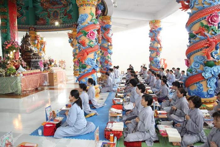 Phật tử tham dự khoá chuyên tu tại Đại Bảo Tháp Tây Thiên (ảnh: MINH TÂM)