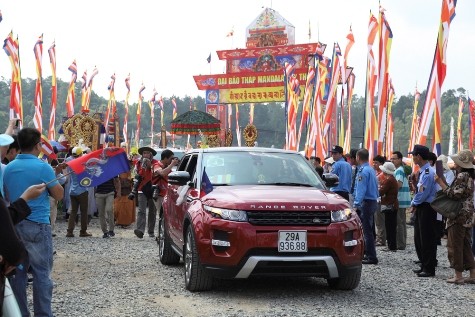 Nhiều phật tử, người dân chào đón Đức Pháp Vương Gyalwang Drukpa đến Đại Bảo Tháp Tây Thiên (ảnh: MINH TÂM)