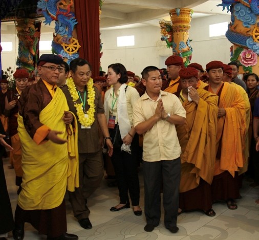 Đức Pháp Vương Gyalwang Drukpa cùng 76 thượng tọa đại đức tăng ni Truyền thừa Drukpa có mặt tại Đại Bảo Tháp Mandala Tây Thiên (ảnh: MINH TÂM)