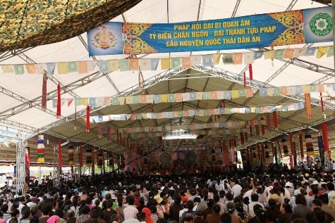 Hàng nghìn người khai đàn lễ hội tỷ biến chân ngôn (ảnh: MINH TÂM)