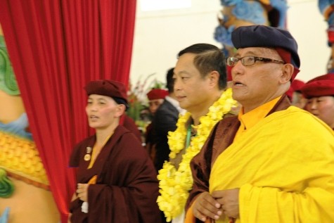 Đức Pháp Vương Gyalwang Drukpa cùng ông Phạm Dũng, Thứ trưởng Bộ Nội vụ, Trưởng ban Tôn giáo Chính phủ và các tăng ni, Phật tử lên Đại bảo tháp khai mở Mandala (ảnh: MINH TÂM)