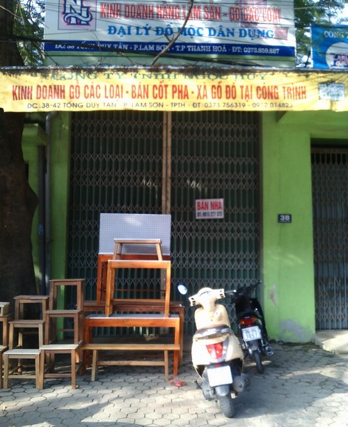 UBND thành phố Thanh Hóa để tồn tại 2 giấy chứng nhận quyền sử dụng đất tại địa chỉ đất số 38 Tống Duy Tân. Trong khi đó, căn nhà đang có tranh chấp vẫn gắn biển bán nhà (ảnh: XUÂN QUANG).