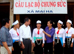 Một buổi sinh hoạt của CLB &quot;Chung sức&quot; tại xã Mai Hại (huyện Mai Châu).