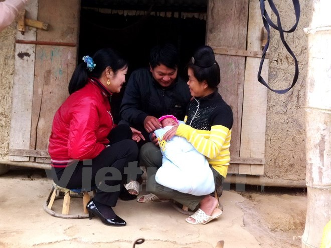 Y sỹ Liên đến thăm hỏi gia đình bệnh nhân Tân. (Ảnh: T.G/Vietnam+)
