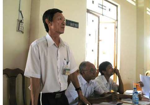 Ông Phạm Thanh Quang, Chủ tịch UBMTTQ thị trấn Liên Hương trao đổi về kết quả thực hiện mô hình.