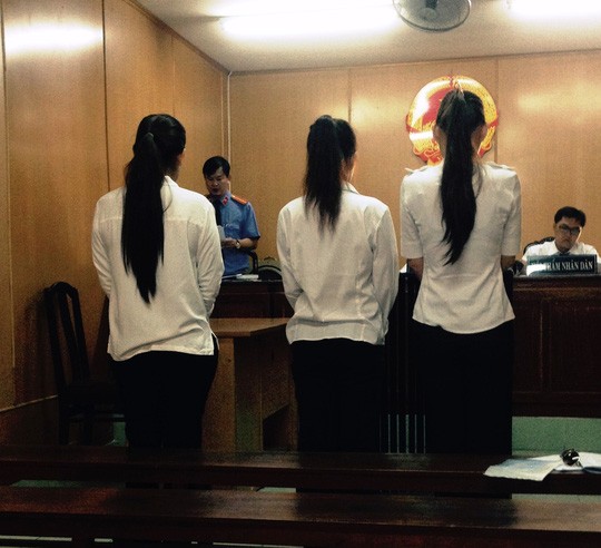 3 tú bà cùng ra tòa vì tội môi giới mại dâm.