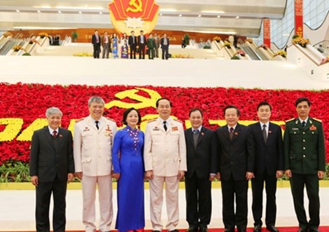Bộ trưởng Bộ Công an Trần Đại Quang chụp ảnh lưu niệm tại Đại hội Đảng XII (ảnh: Thanh Liêm).