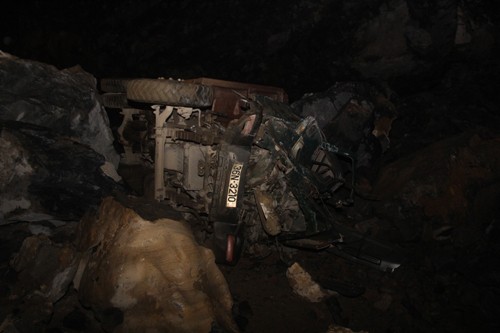 Chiếc xe tải bị đá đè nát tại hiện trường (ảnh: Công an Thanh Hóa).