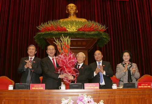 Ông Nguyễn Phú Trọng (đứng giữa) vừa tái đắc cử Tổng Bí thư Đảng cộng sản Việt Nam khóa 12 (ảnh của TTXVN.