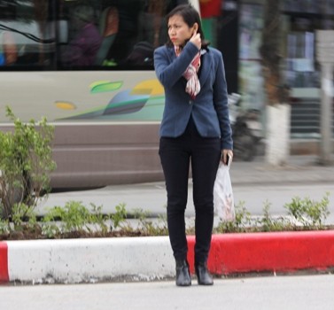 Trên đường Phạm Hùng, người phụ nữ đứng quan sát, chờ dịp sang đường ở...giữa đường không có đường dành cho người đi bộ (ảnh: THỤY DU).