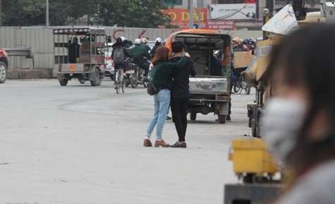 Cặp đôi đứng giữa lòng đường Phạm Hùng, chụp ảnh kỷ niệm, gây cản trở giao thông, trong khi trên đường có hàng trăm phương tiện đang lưu thông qua lại(ảnh: THỤY DU).
