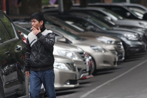 Trên đường Trần Nguyên Hãn, người đi bộ buộc phải vi phạm giao thông vì lòng đường, vỉa hè đã bị lấn chiếm (ảnh: Quốc Toản/Giaoduc.net.vn)
