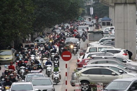 Trên đường Hào Nam, lòng đường, vỉa hè đều bị lấn chiếm làm nơi đậu xe. Ảnh: Quốc Toản/Giaoduc.net.vn