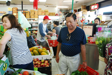 Sáng 29 tết, nhiều cửa hàng, siêu thị tại Úc nhộn nhịp bà con người Việt Nam mua sắm, chuẩn bị cho tết Nguyên Đán Bính Thân 2016. (ảnh: Nam Việt).