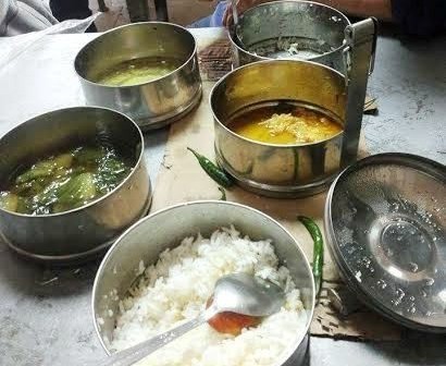 Bữa cơm đạm bạc của người lao động Việt Nam tại Ả Rập (ảnh Nhân vật cung cấp).