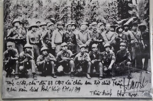 Cán bộ chiến sĩ Điện Biên Phủ Ma Lù Thàng sau trận đánh 17/2/1979, chụp hình lưu niệm với Thủ trưởng Bộ Tư lệnh Bộ đội Biên phòng (Ảnh: thanhnien.com.vn).