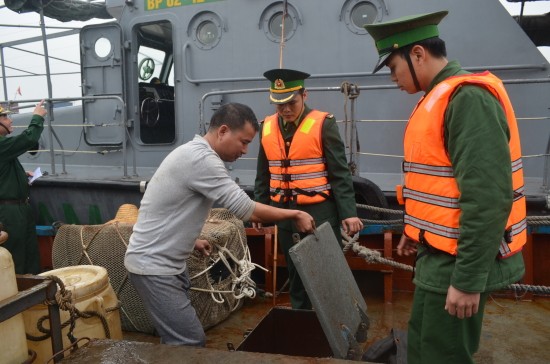 Bộ đội Biên phòng Hải Phòng vừa bắt tàu Trung Quốc xâm phạm chủ quyền, chở 100.000 lít dầu cung cấp cho các tàu đánh bắt hải sản trái phép trên vùng biển Việt Nam (ảnh: Báo Biên phòng).