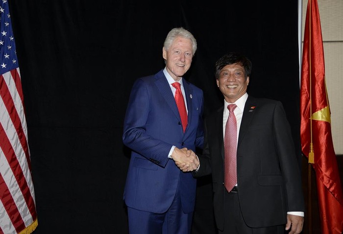 Tiến sĩ Hoàng Ngọc Giao (phải) trong một lần chụp ảnh lưu niệm với cựu Tổng thống Mỹ Bill Clinton (ảnh: NVCC).