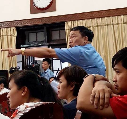 Ông Nguyễn Văn Đệ (áo xanh) chỉ tay thẳng tay về phía các cơ quan ban, ngành tỉnh trong cuộc họp báo hôm 5/8. Ảnh: BẢO MINH.