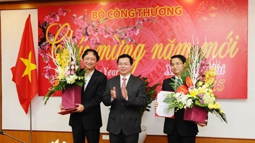 Trao quyết định bổ nhiệm ông Trịnh Xuân Thanh (ngoài cùng bên trái) làm Vụ trưởng, Ban đổi mới doanh nghiệp thuộc Bộ Công thương. Ảnh: Báo Công thương.