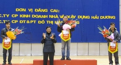 Ông Nguyễn Văn Thọ (người mặc áo vest) trong một lần trao giải thể thao tại Hải Dương. Ảnh từ Trang web chính thức tỉnh Hải Dương haiduong.gov.vn