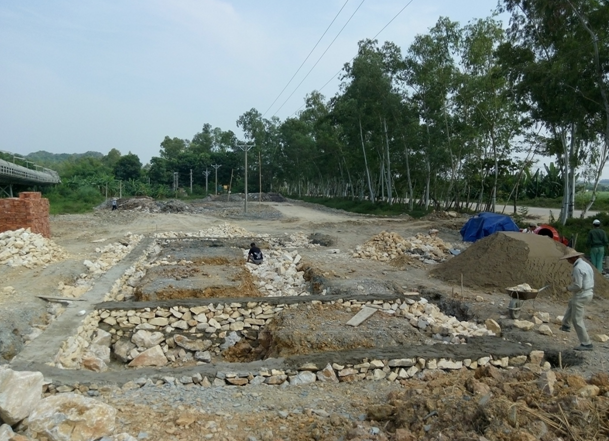 Phần diện tích đất nông nghiệp chưa chuyển đổi được Công ty Kinh doanh than Thanh Hóa cho san lấp mặt bằng, xây dựng công trình kiên cố (ảnh: THỤY MIÊN).