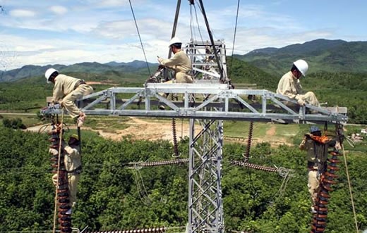 Công nhân Cty Truyền tải điện 2 bảo dưỡng đường dây 500kV (ảnh: báo Công an Đà Nẵng).