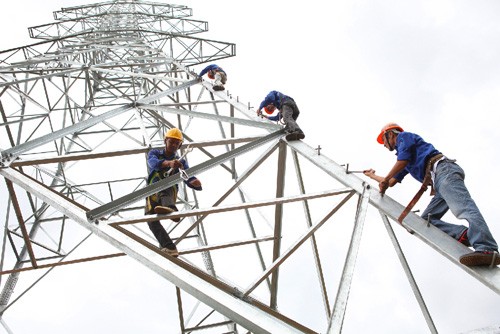 Công nhân Cty Truyền tải điện bảo dưỡng đường dây (ảnh: Báo Tin tức).