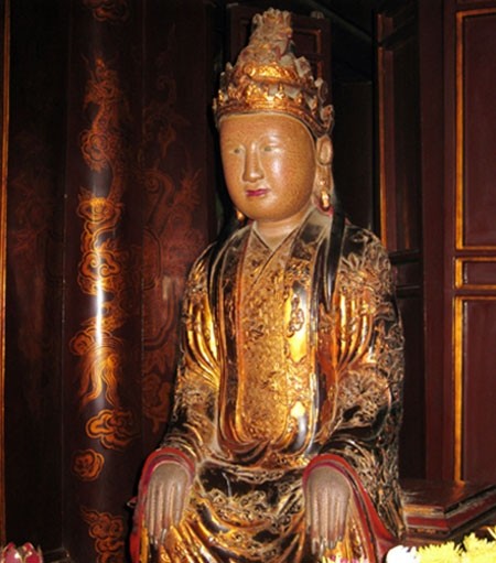 Tượng Thái hậu Dương Vân Nga tại đền vua Lê ở Hoa Lư. Ảnh tư liệu đăng trên Vnexpress.net.