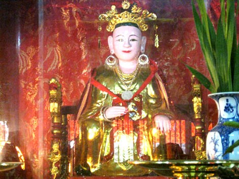 Tượng thờ &quot;Vua Bà&quot; Lý Chiêu Hoàng tại đền Rồng (ảnh đăng trên báo điện tử Kienthuc.net.vn).