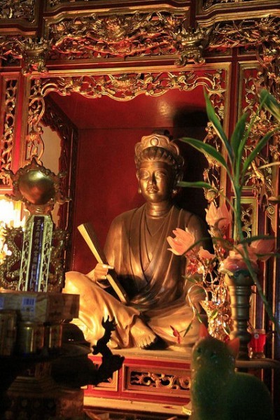 Tượng nữ Tiến sĩ Nguyễn Thị Duệ trong khám thờ ở hậu cung Văn miếu Mao Điền (Hải Dương).